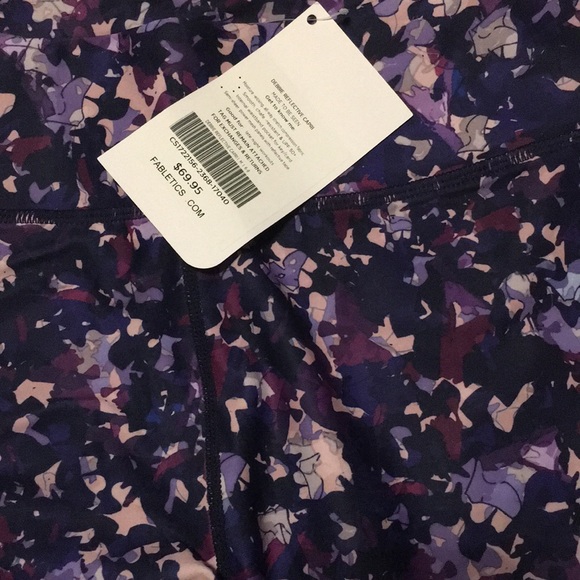 NWT Fabletics Debbie Capris - Picture 5 of 5